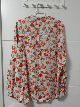 Blusa de flores roja y blanca