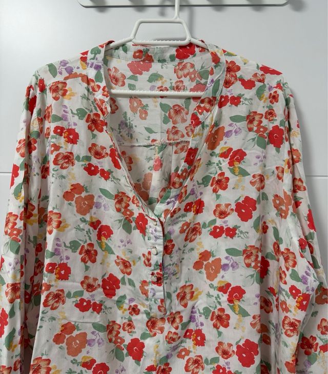Blusa de flores roja y blanca