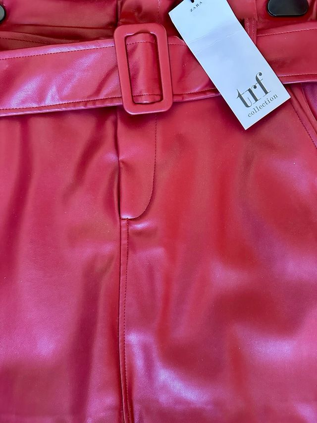 Falda Zara efecto piel roja