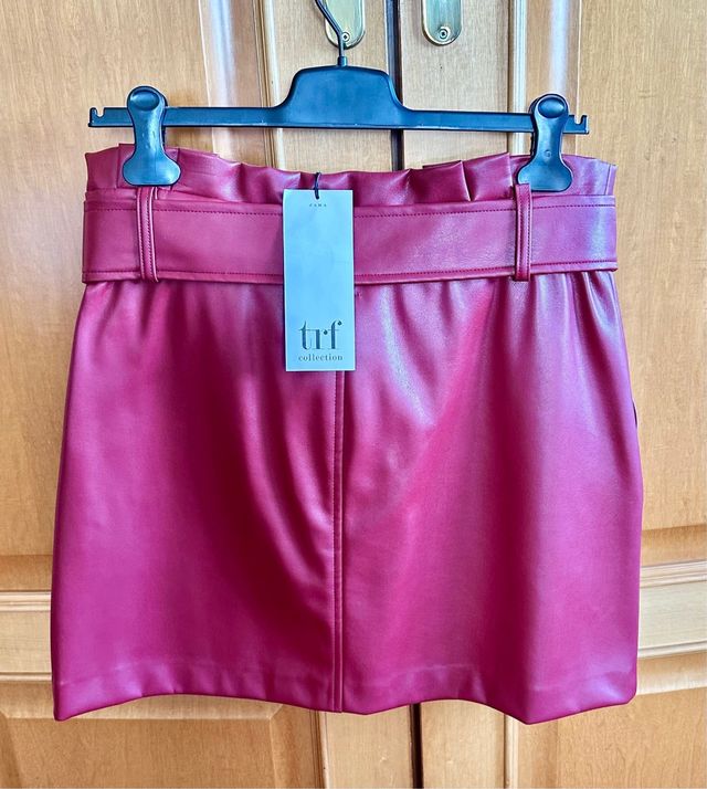 Falda Zara efecto piel roja