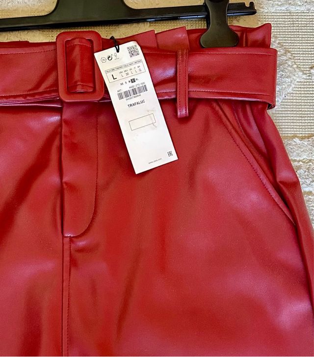 Falda Zara efecto piel roja