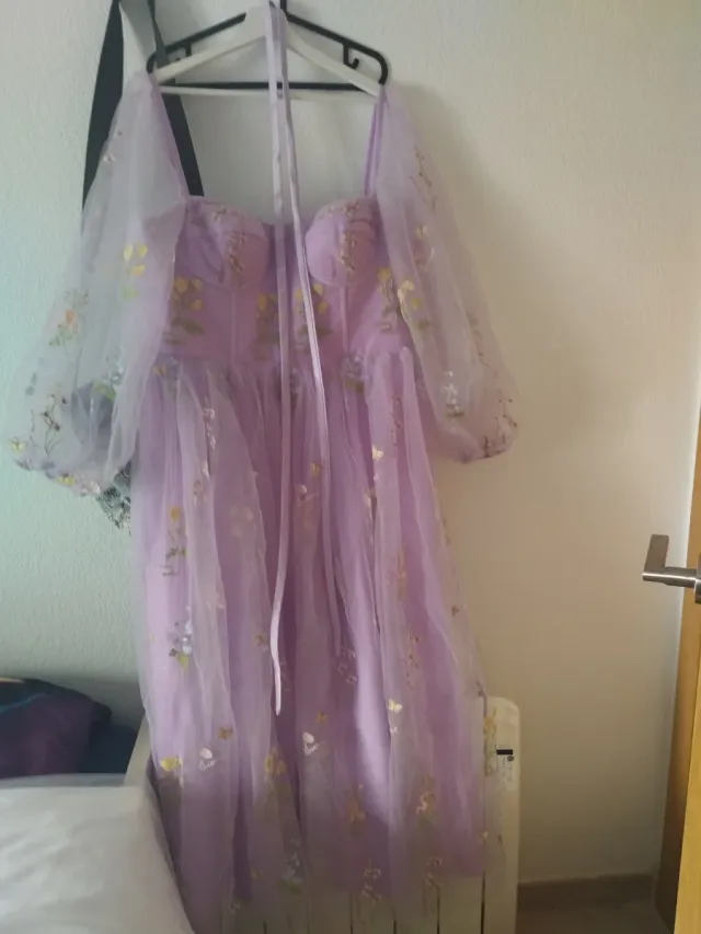 Vestido fiesta morado con flores doradas