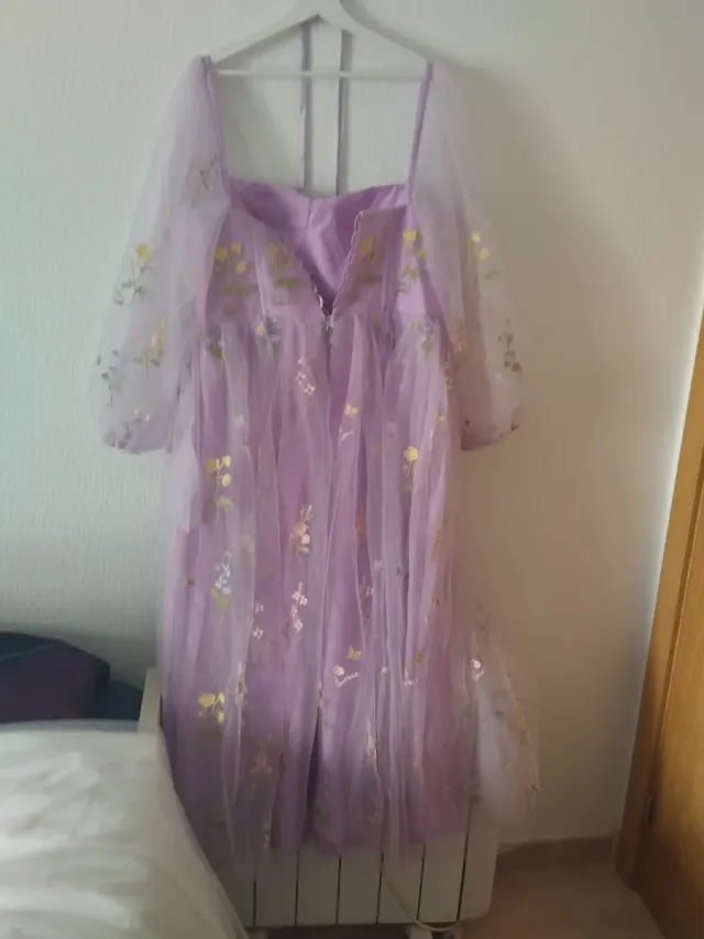 Vestido fiesta morado con flores doradas