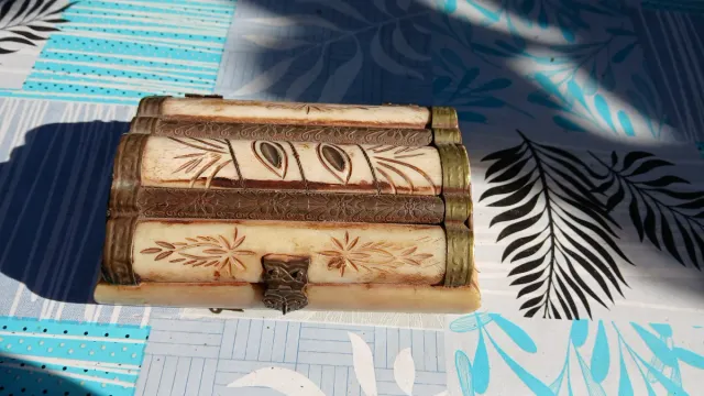 Joyero madera herrajes latón tallado