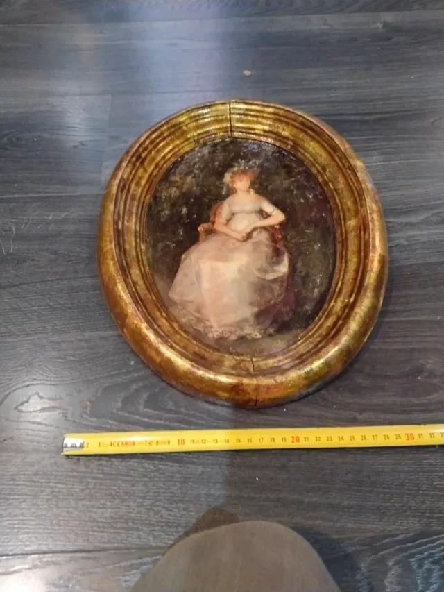 Cuadro ovalado mujer dorado