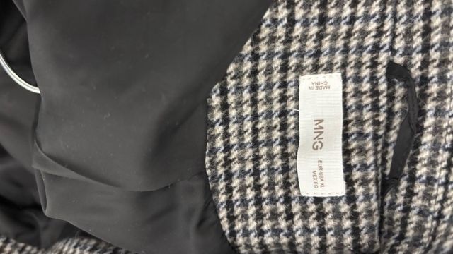 Abrigo largo cuadros Mango