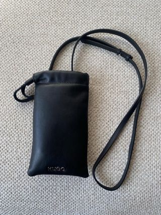 Precioso Bolso cruzado Hugo Boss negro de piel.