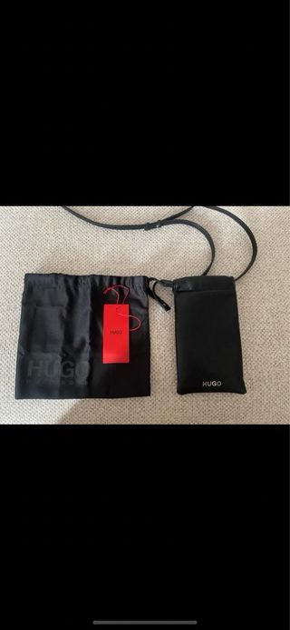 Precioso Bolso cruzado Hugo Boss negro de piel.