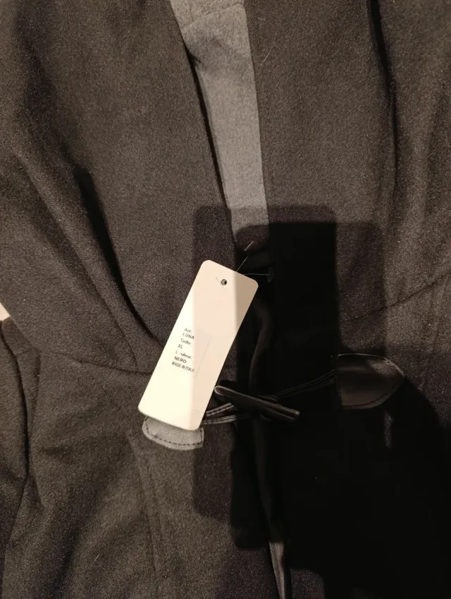 Abrigo con capucha y botones