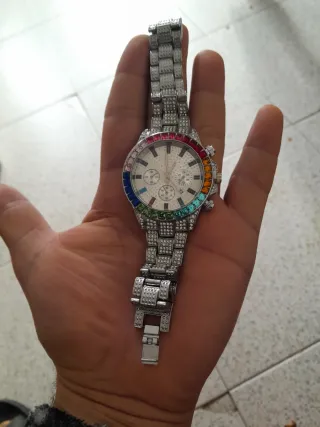 Reloj de pulsera plateado con piedras de colores