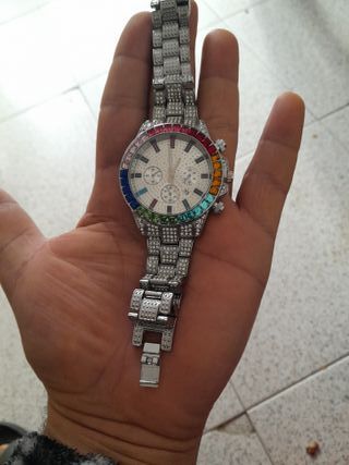 Reloj de pulsera plateado con piedras de colores