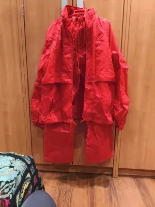 Traje de plástico rojo