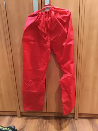 Traje de plástico rojo