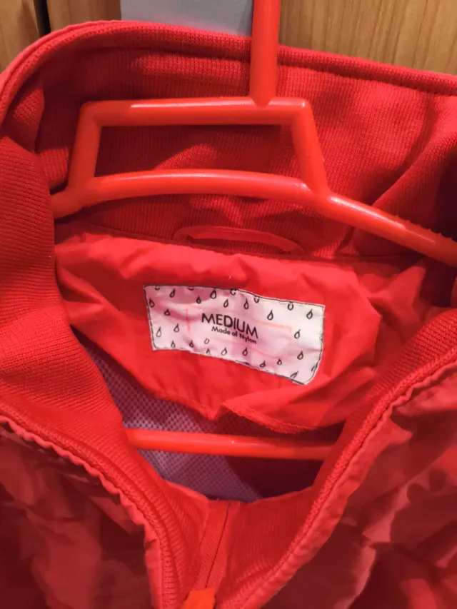 Traje de plástico rojo