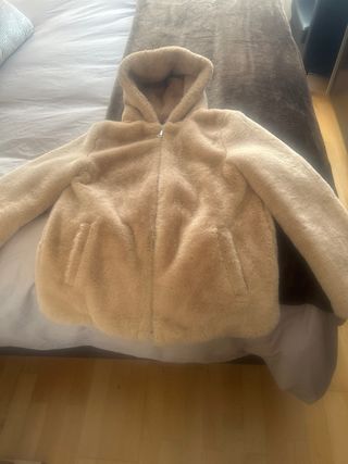 Cazadora pelo beige con capucha, talla 11 , 12 año