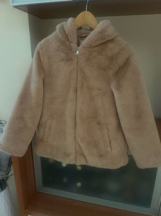 Cazadora pelo beige con capucha, talla 11 , 12 año