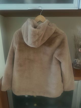 Cazadora pelo beige con capucha, talla 11 , 12 año