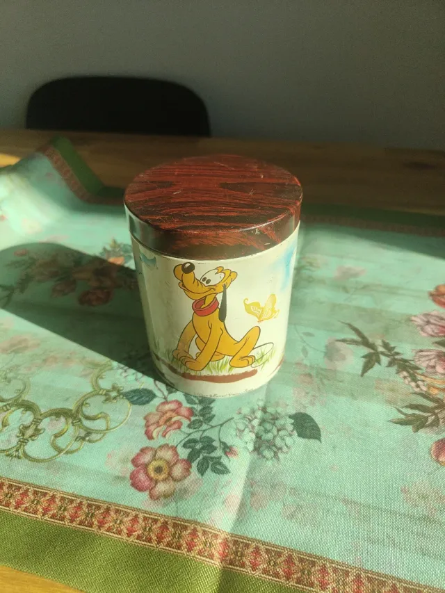 Lata antica Disney di caffè con latte