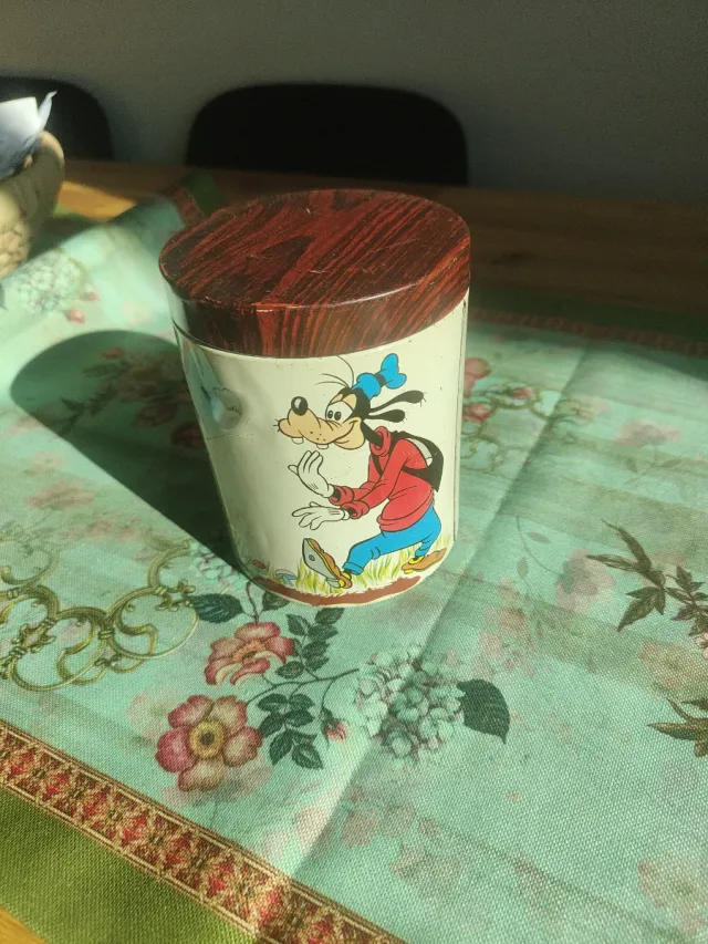 Lata antica Disney di caffè con latte