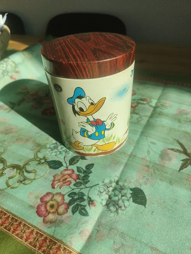 Lata antica Disney di caffè con latte