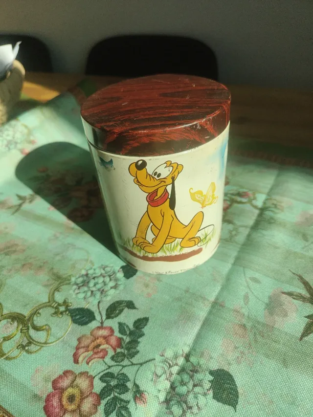 Lata antica Disney di caffè con latte