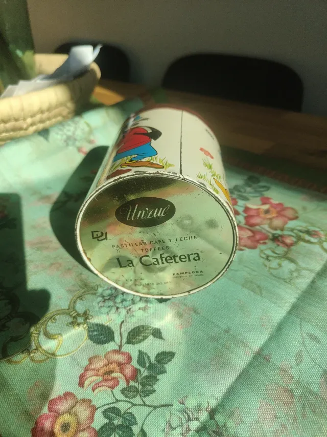 Lata antica Disney di caffè con latte