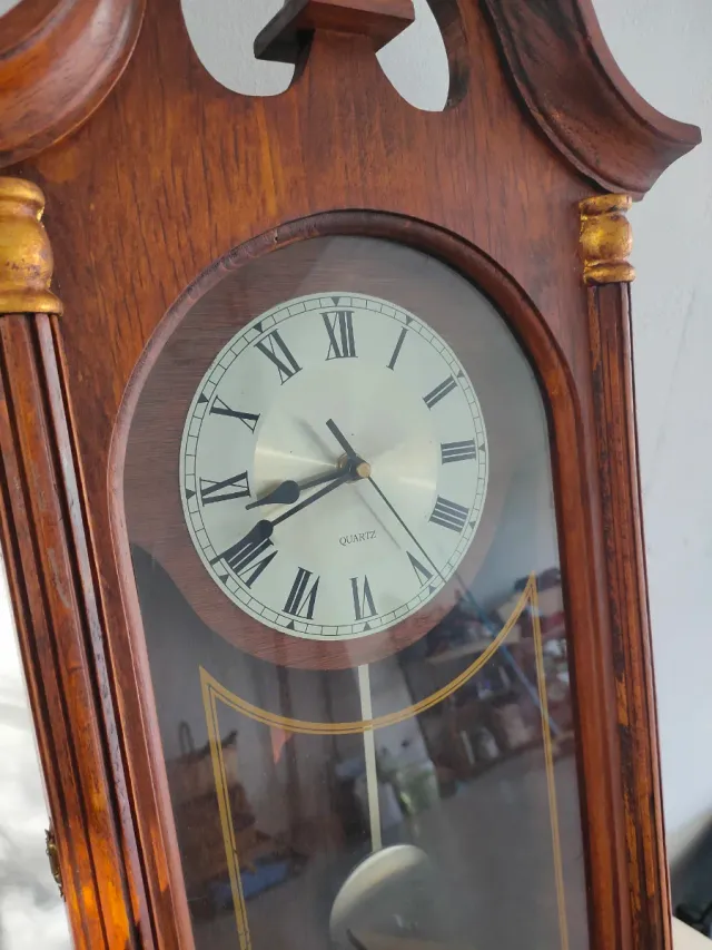 Reloj de pared de madera con péndulo