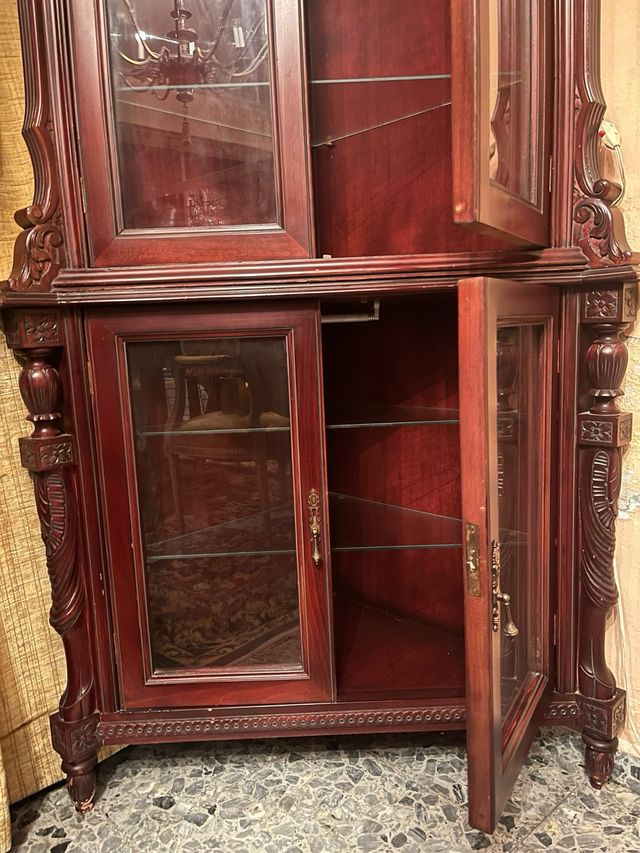 Vitrina rinconera de madera y cristal