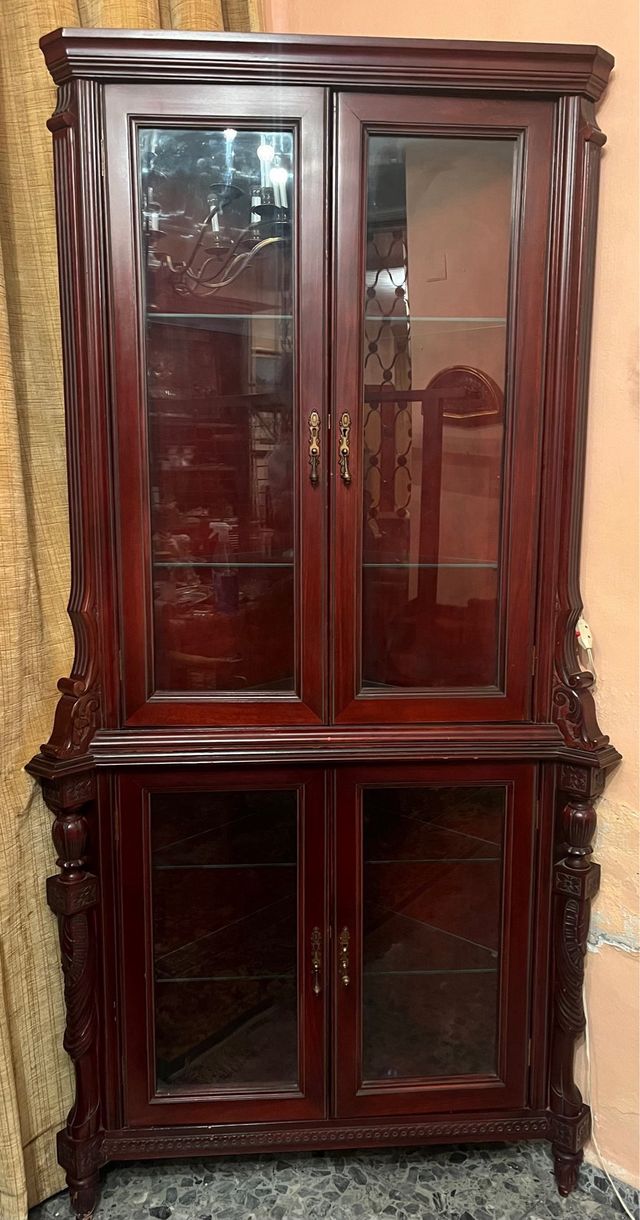 Vitrina rinconera de madera y cristal