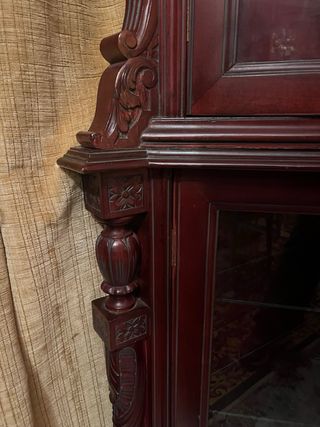 Vitrina rinconera de madera y cristal