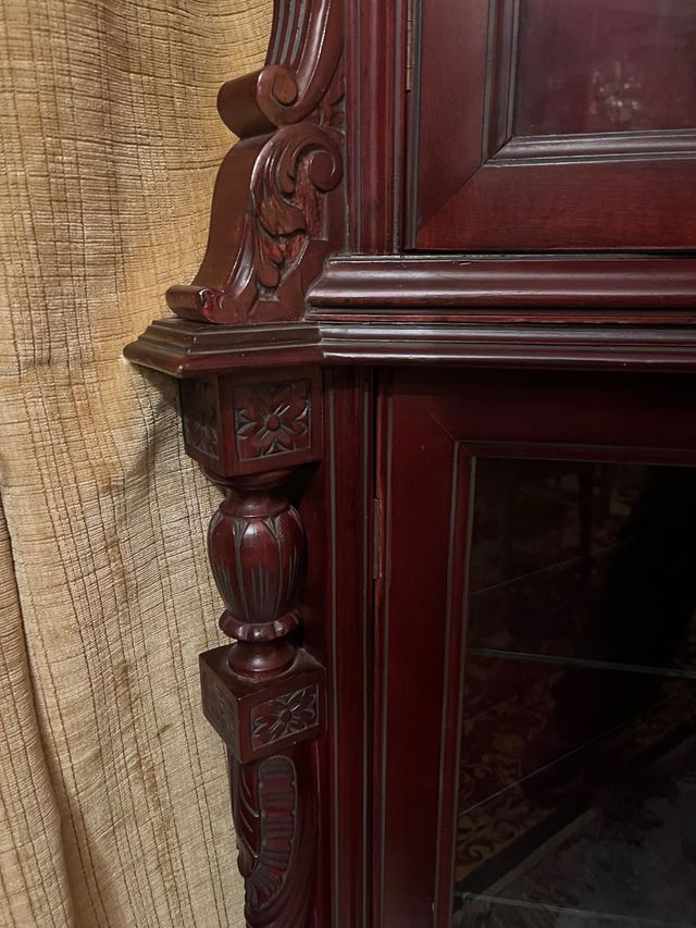 Vitrina rinconera de madera y cristal