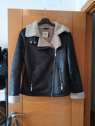 Cazadora INSIDE chica negra de borreguito.