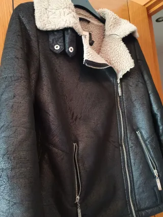 Cazadora INSIDE chica negra de borreguito.