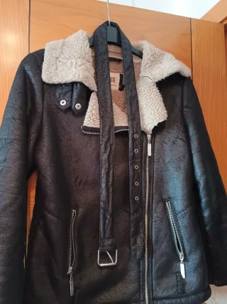 Cazadora INSIDE chica negra de borreguito.