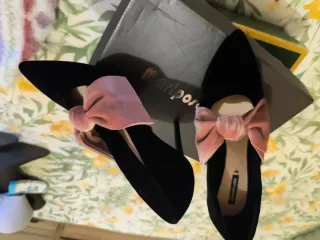 Zapatos tacón Stradivarius ante rosa y negro