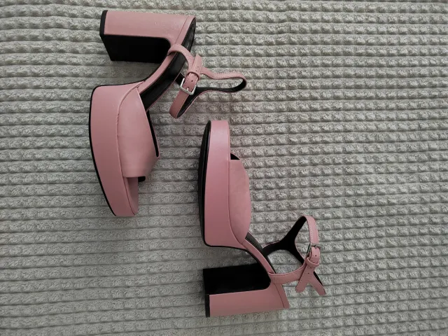 Zapatos de tacón rosa plataforma.