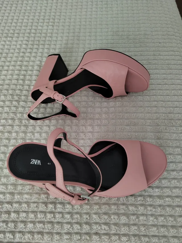 Zapatos de tacón rosa plataforma.