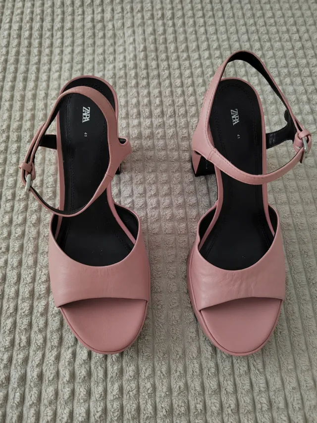 Zapatos de tacón rosa plataforma.