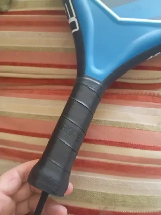 Pala de pádel azul como nueva