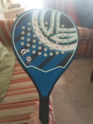 Pala de pádel azul como nueva