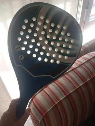 Pala de pádel azul como nueva