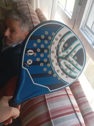 Pala de pádel azul como nueva