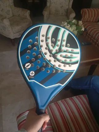 Pala de pádel azul como nueva