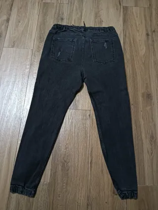 Pantalón vaquero Bershka negro desgarrado