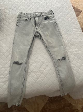 Pantalón vaquero gris desgastado con rotos