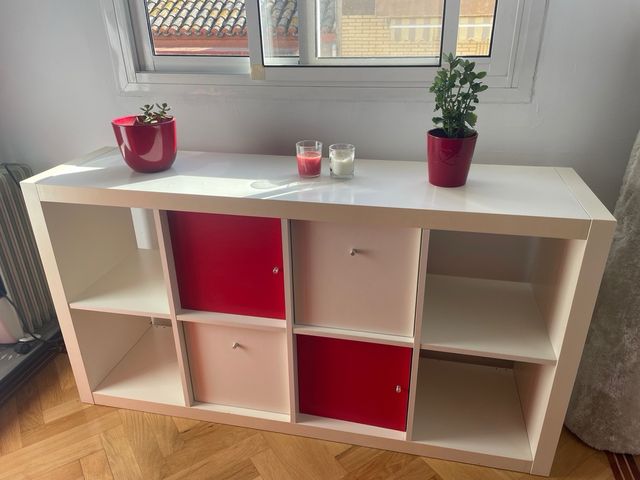 Mueble modular blanco y rojo