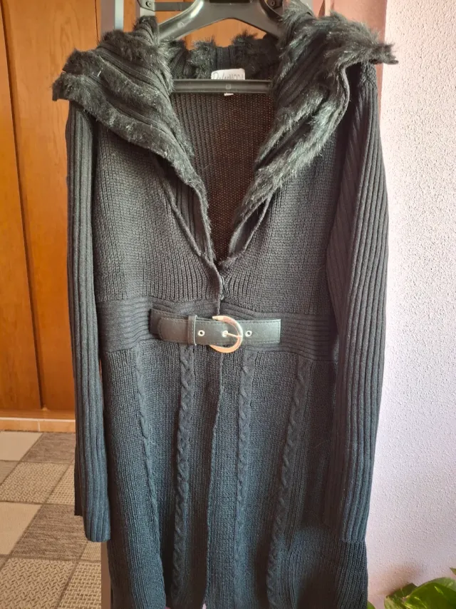 Chaqueta larga negra con cinturón