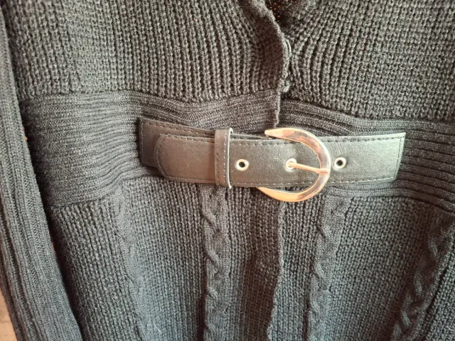 Chaqueta larga negra con cinturón