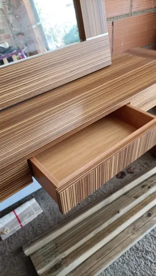 Recibidor de madera con espejo