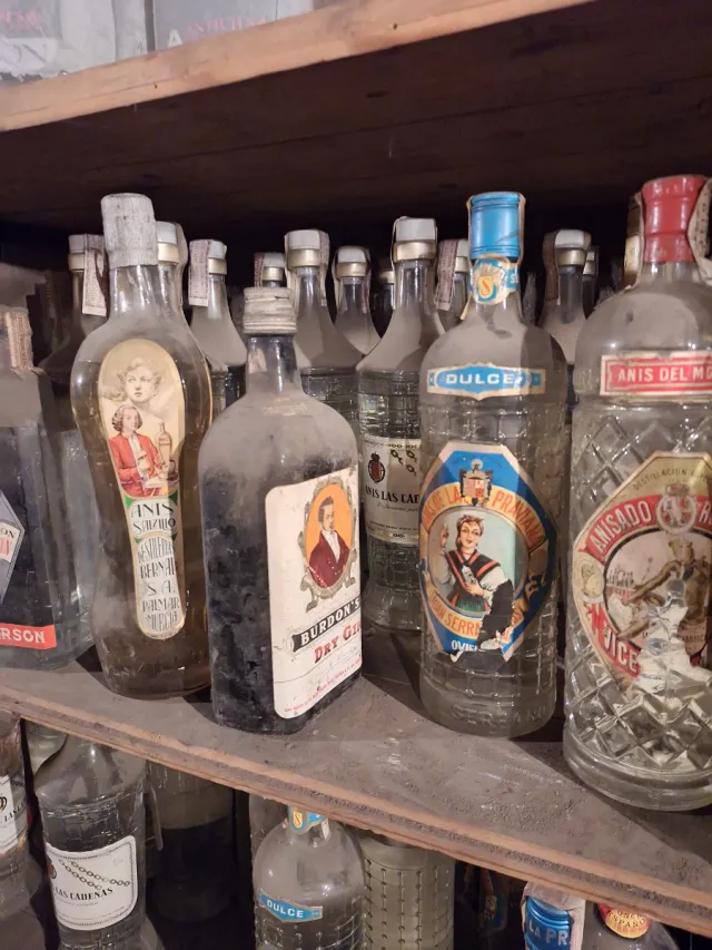 Bottiglie antiche di varie classi per la decorazione